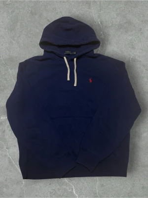 Ralph Lauren Hoodie Mörkblå storlek M - Ralph Lauren Hoodie i marinblå storlek M