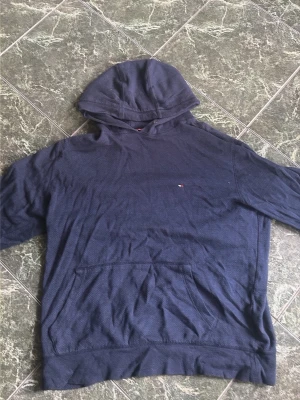 Tommy hilfiguer hoodie - En snygg tommy Hilfiger hoodie i färg mörkblå. Storlek L men passar mer som M. Bra skick, bara lite skrynklig. Hör av dig vid fler frågor eller bilder 