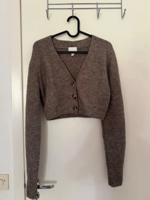 Cardigan - En kort cardigan från H&M, aldrig använt. Storlek XS.