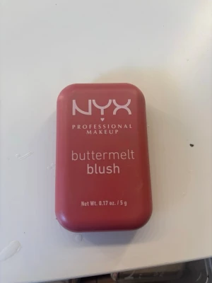 NYX buttermelt blush i rosa nyans - NYX Professional Makeup buttermelt blush i en härlig rosa nyans. Kommer i en smidig rektangulär dosa med spegel. Rouget har en mjuk, smörig formula som är lätt att blenda ut på kinderna för ett naturligt glow.