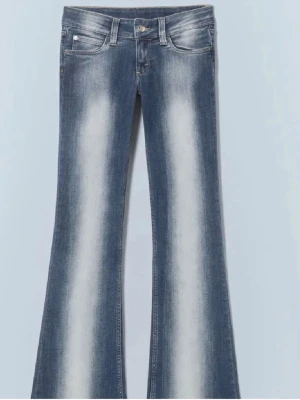 Mörkblå bootcut jeans med låg midja - Säljer ett par mörkblå bootcut jeans med låg midja. Jeansen har klassisk femficksdesign och snygga slitningar framtill för en cool look. Perfekta till vardags och matchas lätt med olika stilar.                Storlek 25/32