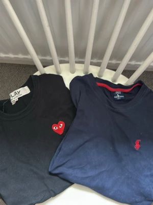 CDG och ralph lauren t shirt - Två t shirts båda Strl S. Ralph lauren och Comme des garçons. En för 100 2 för 150