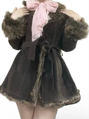 Rosa Sjal/Halsduk i viskos - Skick: Utmärkt – knappt använd, inga defekter Märke: SKOZA Material: 100% viskos Färg: Ljus pastellrosa Beskrivning: Lätt och mjuk scarf i en romantisk ljusrosa ton med skrynklig textur. Perfekt för kyliga höstmorgnar och friska vårkvällar. Enkel att styla – vira runt halsen, knyt som en rosett eller lägg den över axlarna för ett mjukt, feminint uttryck.Säsongsstyling: Passar jättefint till beige, bruna och krämfärgade kappor. Idealisk för lager-på-lager, övergångsväder och en elegant, mjuk look