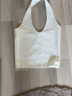 Vit topp med öppen rygg  - Väldigt fin topp att gå ut med eller ha var som helst passar till allt.