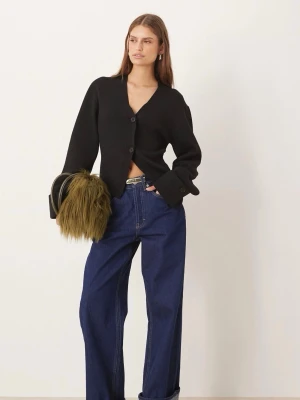 Svart stickad cardigan med knappar - Stilren svart stickad cardigan från Gina, använt 1 gång men den är lite för stor för mig! Skriv privat för egna bilder! 