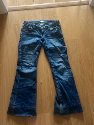 Lågmidjade blå jeans från Gina tricot  - Lågmidjade jeans