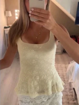 Gul blommig topp - Topp från gina tricot💛