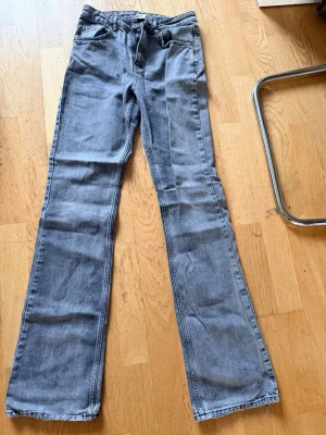 Gråa raka jeans  - Ett par as snygga gråa raka jeans från Gina tricot 🩷 