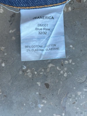 Blå jeans från Jeanerica 32/32 - Säljer ett par klassiska blå jeans från Jeanerica i modellen Blue Raw. Jeansen har snygga kontrastsömmar och är tillverkade i 98% bomull och 2% elastan för en bekväm passform. Perfekta till alla dina outfits!  Pris 700:- skriv vid funderingar:)