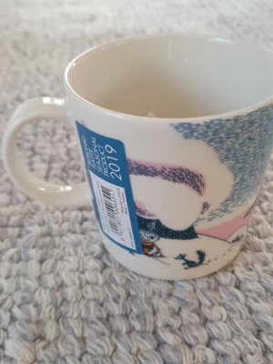 Muminmugg Djupsnö Mumin  - Felfri mugg med etikett kvar. Säljer fler Muminmuggar så kika gärna på mina övriga annonser också. Packar mycket noggrant. 