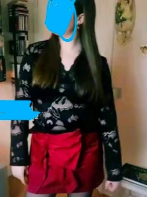 Svart spetsblus från Vero Moda - Snygg svart blus spets med blommigt mönster. Blusen har lång ärm med lite utsvängd mudd, i väldigt fint skick då den endast är använd under en julafton 
