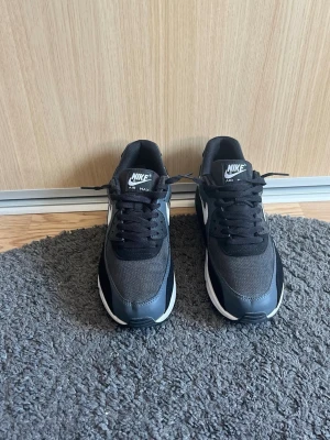 Nike Air Max 90 - Säljer ett par Nike skor som har ej använt så många ggr. Priset kan diskuteras