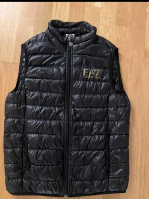 Armani väst herr - Armani väst herr storlek S. Hämtas på plats I västerås eller skickas mot förskottsbetalning.
