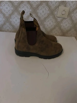 Blundstone 585 Classic Chelsea Boots - Säljer ett par 100% äkta Blundstone 585 (Classic Chelsea Boots) i färgen Rustic Brown. Skorna är i fantastiskt skick och har den bekväma SPS Max Comfort-sulan. Mycket slitstarka och perfekta för höst och vinter.
