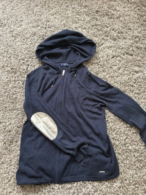Mörkblå kashmir hoodie från gant  - Mörkblå Kashmir hoodie från Gant med snygga detaliger på armbågarna! Tröjan är i väldigt bra skick! 