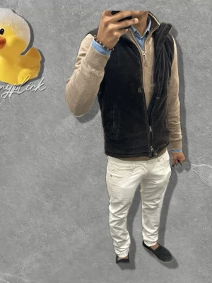 Vita jeans tiger of sweden - Säljer dessa vita Tiger of Sweden-jeans i storlek W28/L32. Modellen heter Rex och har slim fit-passform. Jeansen är i bra skick. Det finns en mindre fläck vid benslutet och färgen har slitits lite där bältet har suttit. Detta syns dock inte vid användning, eftersom slitaget täcks när man använder bälte eller en t-shirt och fläcken vid benslutet täcks av skor. Skriv vid funderingar!