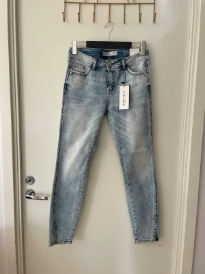 Ljusblå skinny jeans från Amisu, stl 29 / M oanvända - Snygga ljusblå skinny jeans från Amisu med klassisk femficksdesign och dragkedjegylf. Jeansen har en tvättad look och smal passform som sitter tajt längs benen. Perfekta för en trendig och avslappnad stil.