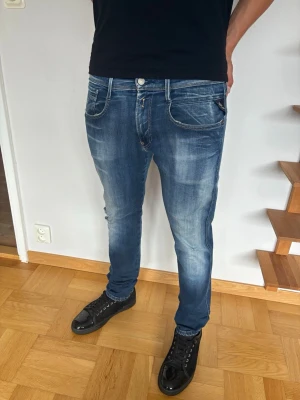 Replay Anbass Hyperflex Jeans - Replay Anbass Hyperflex Jeans|Pris:449kr|Storlek:33/32|Skick:9,8/10|Hör av dig vid minsta lilla fundering eller fråga|
