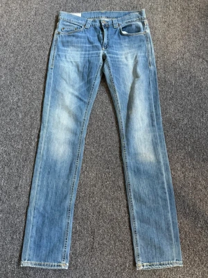 Dondup Jeans - Dondup jeans i stl 31. Cond 7.5/10. Nypris 2499, vårat pris 899. Sjukt stilrena o schyssta jeans. Pris kan förhandlas vid snabb affär. Hör av dig vid minsta lilla fundering!👌🏻