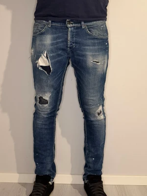 Dondup George  - Tja säljer nu mina Dondup George i nyaste modell. Hör av dig vid funderingar. Vill bara på minna om att hålet på ena sidan av benet ser man igenom. Hör av dig vid frågor🙌