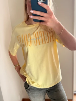 Gul t-shirt med tryck - Säljer en ljusgul t-shirt med tryck. Perfekt till jeans eller shorts och tycker verkligen den gula färgen är så fin💛Skriv om ni har frågor!