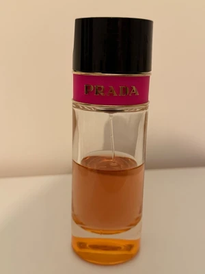 Prada Candy - Säljer Prada Candy EdP 80 ml ca hälften kvar. Flaskan har några år på nacken och säljs i befintligt skick, därav det låga priset!