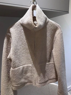 Teddyjacka  - SUPERMYSIG TEDDYJACKA TILL HÖSTEN🧸🤎(”fläcken” på andra bilden är bara skugga) Det är bara att skriva om du vill se fler bilder! 