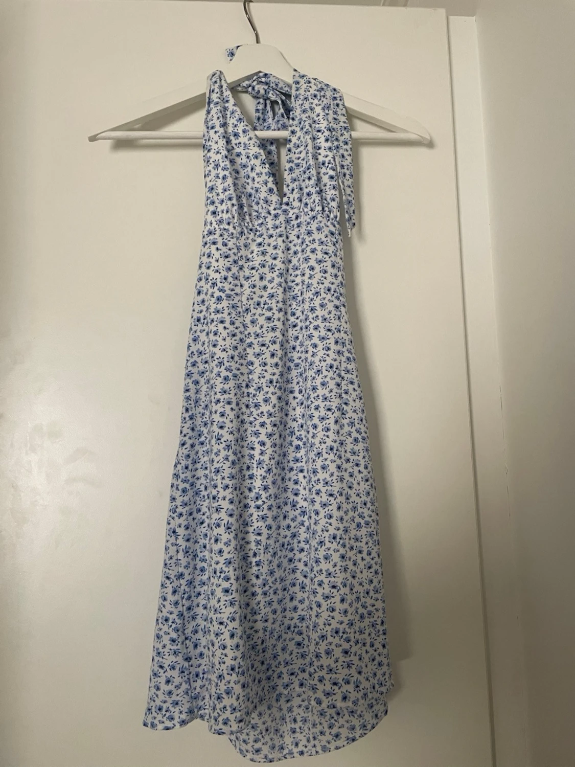 Vit och blå blommig halterneckklänning - 2