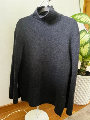 Fin stickad polo tröja Other stories - Superfin stickad polo tröja ifrån other stories i 100% merino ull. Super fin kvalitet och i toppen skick🤍🩶