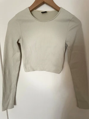 Ribbad crop top med lång ärm - Ribbad crop top med långa ärmar och rund halsringning💚