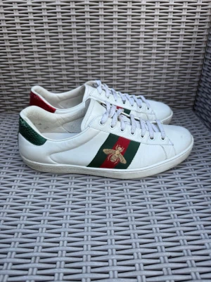 Gucci Ace Bee - Gucci Ace Bee || Storlek EU 42,5 UK 8,5 || Skorna är i bra skick (se bilder) || Tveka inte på att höra av dig vid frågor eller funderingar 