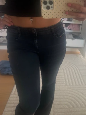 Bootcut jeans från Diesel, mörkblå - Säljer ett par snygga mörkblå bootcut jeans från Diesel. Lågmidjade knappt använda! Är 170 i referens och dem passar perfekt i längd köpta för 1800. Hör av kring frågor!🤍