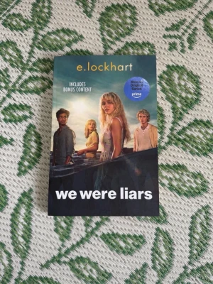 We Were Liars – E. Lockhart | TV-utgåva | Helt ny - We Were Liars av E. Lockhart. Helt ny och oläst med prislapp kvar. Detta är TV-utgåvan med omslaget från Prime Video-serien och innehåller bonusmaterial. Perfekt för dig som vill läsa den omtalade BookTok-favoriten eller samla på ett fint exemplar. Skickas väl emballerad. ✨