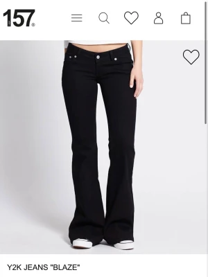 Populära svarta jeans  - Säljer eftersom de är lite korta på mig, helt oanvända