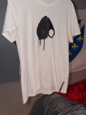 Moose knuckles t-shirt  - En vit moose knuckles t-shirt använd lite men annars mycket snygg.