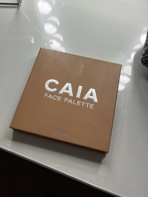CAIA palett classy - Säljer en CAIA Face Palette i färgen classy. Paletten innehåller contour, blush, bronzer och highlighter i varma nyanser. Kommer i en snygg beige förpackning med spegel i locket, perfekt för att skapa en fräsch bas. Nästan aldrig använd!!