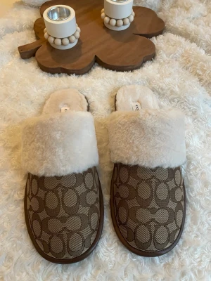  Coach Zena Signature Slippers Khaki EUR 40,5 - Gorgeous authentic Coach Zena Signature Slippers in a beautiful khaki color. 🤎 Selling because they turned out to be the wrong size for me. Size EUR 40.5. Insole length approx. 27 cm and outsole length approx. 28 cm (measurements shown in the photos). Sold-out color.  Sole: synthetic material.  Insole, lining and upper: textile. Also listed elsewhere
