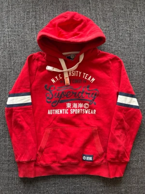 Superdry hoodie ~ limited  - Superdry tröja röd | st L men passar som XS | Sjukt sällsynt och eftertraktad modell i snygg röd färg. Vintage 2000’s modell som produceras ej längre och går knappt att få tag på. Perfekt nu till våren/sommaren 🏄 Kan även gå ner lite i pris vid snabb affär!