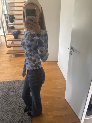 Mörkblå bootcut jeans blus säljes också - Säljer ett par mörkblå bootcut jeans med klassisk femficksmodell och normal midja. Jeansen har en lätt utsvängd passform nedtill och sitter snyggt över höfterna. Perfekta för dig som gillar en tidlös och trendig jeansstil.