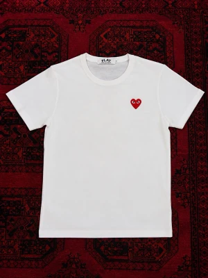  Comme des Garçons Play T-shirt - En snygg vit CDG T-shirt som är perfekt för sommar outfits | Skick 10/10, inga defekter alls har endast testats! | etiketterna och påsen är kvar och skickas med! | Storlek EU S | Längd : 64 cm | Bredd : 43 cm | pris går att diskutera vid snabbaffär / bundle köp! 