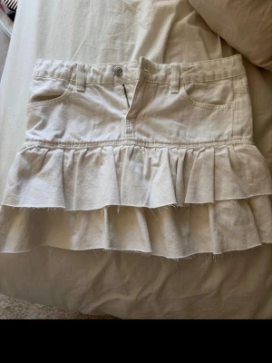 Kjol - Vit kjol från Gina tricot i storlek 158. Helt ny, endast provad och lappen finns kvar. 