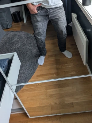 Grå tvättade slim fit jeans - Säljer ett par grå tvättade jeans med slim fit passform. Jeansen har klassisk femficksdesign och raka ben. Snyggt slitna detaljer och passar perfekt till en avslappnad stil. Materialet känns mjukt och följsamt. Bara fråga vid minsta fundering, de är andvända men ingen super mycket det är inge slitach som jag vet och de ser ut som nya 