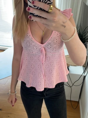 Rosa blus  - Söt rosa blus  med broderade hålmönster och v-ringning. Toppen har knyt framtill 💖💖