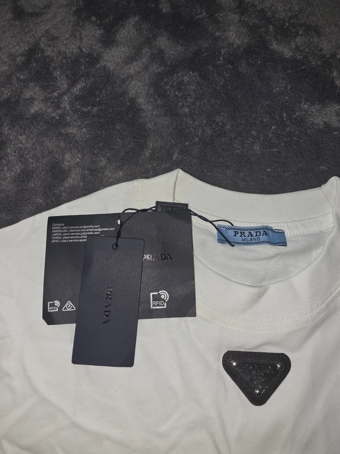 Vit t-shirt från Prada med logga - 2
