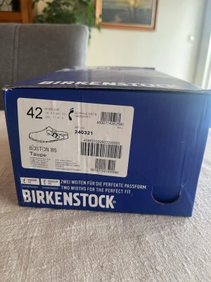 Birkenstock Boston BS taupe tofflor - Hej! Säljer ett par birkenstock Boston small Footbed i färgen taupe. Helt nya och säljer då de inte passade mig:( hör av er vid frågor