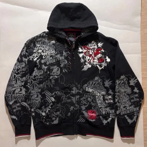 Ecko Unltd. Hoodie - Ecko unltd. hoodie med mycket detaljer. All-over print och mycket broderi. TUNG. Riktig kvalité i fint skick.  Du hittar inte en sån här så ofta. Ta chansen om du vågar :)  Skicka ett meddelande om du har frågor eller vill se fler bilder