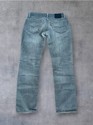 Levis 511  - Säljer dessa Levis 511 med riktigt feta fades. Mått-  Midja: 41  Ytterben: 99 Benöppning: 17  Pris kan diskuteras 😊