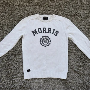 Stickad Morris tröja - Säljer denna riktigt feta Morris tröja i strl S Skick 9/10 Hör gärna av er vid frågor⭐️
