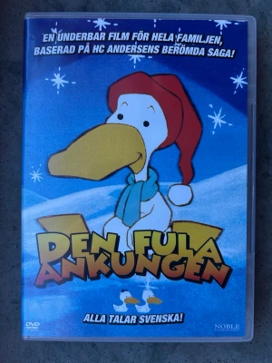 Den fula ankungen DVD - DVD-film med "Den Fula Ankungen". Filmen är baserad på H.C. Andersens saga. Speltid: 1 timme 10 minuter.  Finns på språk: Svenska, Engelska, Finska   OBS!! skivorna är begagnade så det kan förekomma repor/hairlines på skivorna, men då jag kollar igenom alla filmer jag säljer garanterar jag att alla funkar felfritt om inget annat står! :)