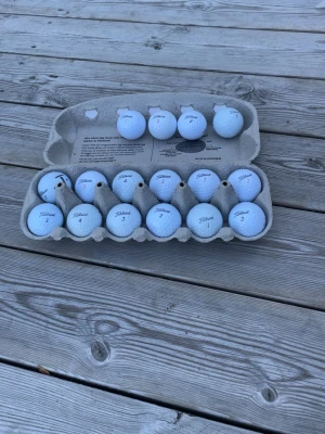 Golfbollar  - Säljer ett gäng vita golfbollar av märket Titleist, i A sB skick. Perfekt för dig som vill fylla på golfväskan med extra bollar som är perfekt pris och billiga bollar.Alla bollar är vita och har klassisk rund form. De är 16 stycken med olika titeles märken kan också säljas i 12 pack.